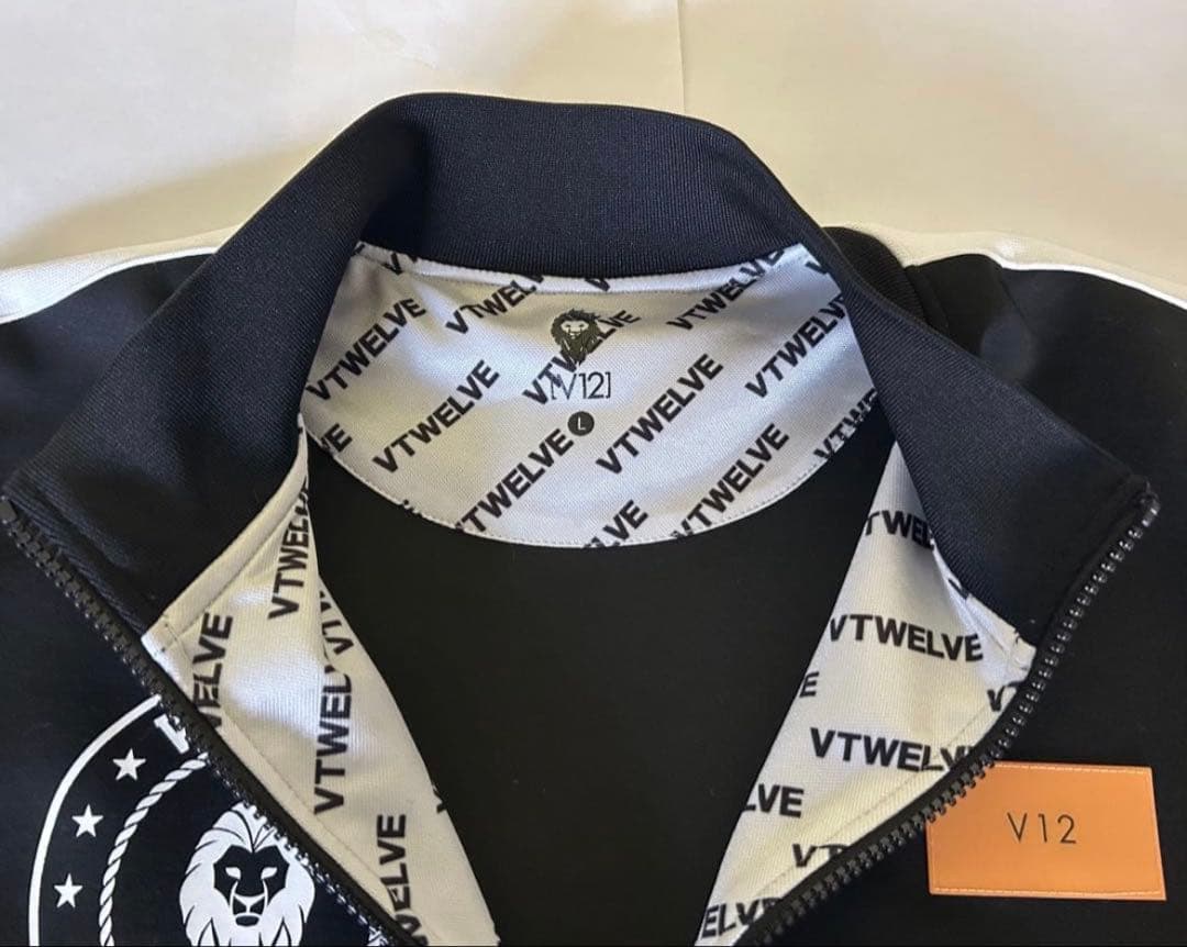 V12 ブラック ジップアップジャケット　Lサイズ