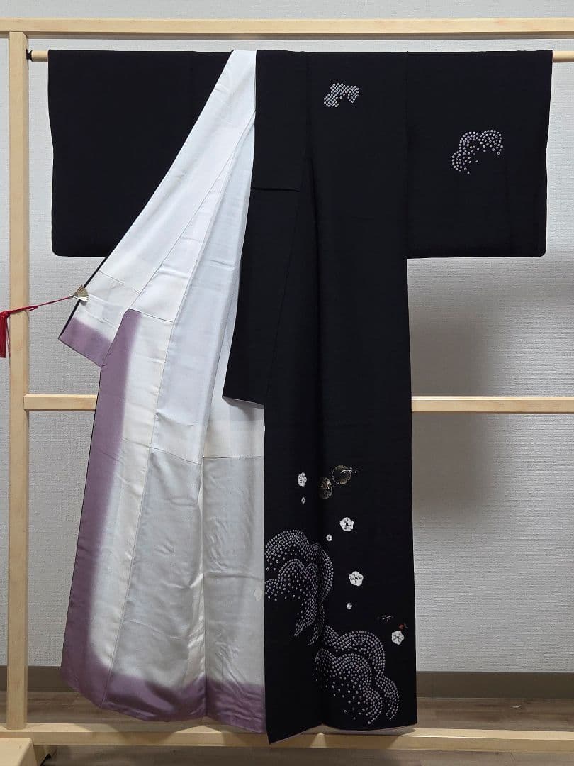 A◆着物くつろぎ 雪輪に梅の花 黒 絞り 金彩 刺繍 菊 袷 正絹 付下げ 着物