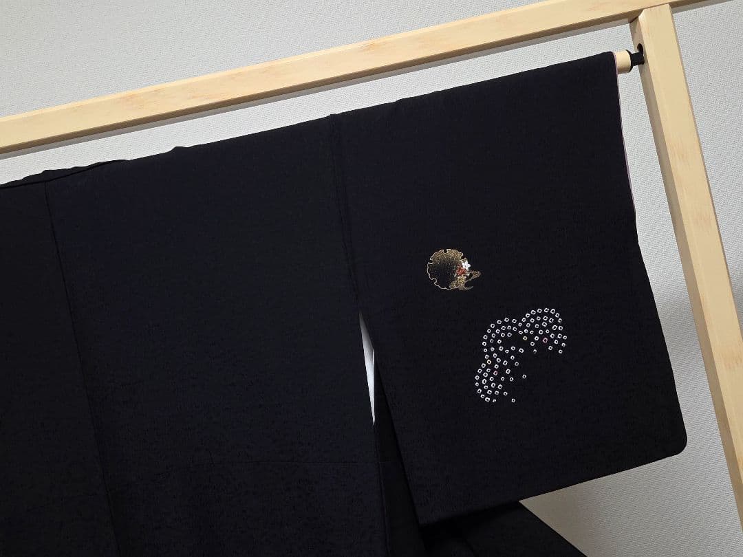 A◆着物くつろぎ 雪輪に梅の花 黒 絞り 金彩 刺繍 菊 袷 正絹 付下げ 着物