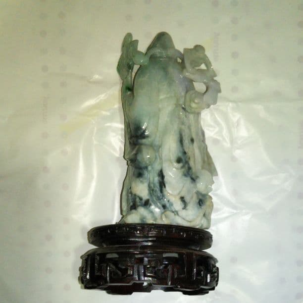 ヒスイの彫り神像