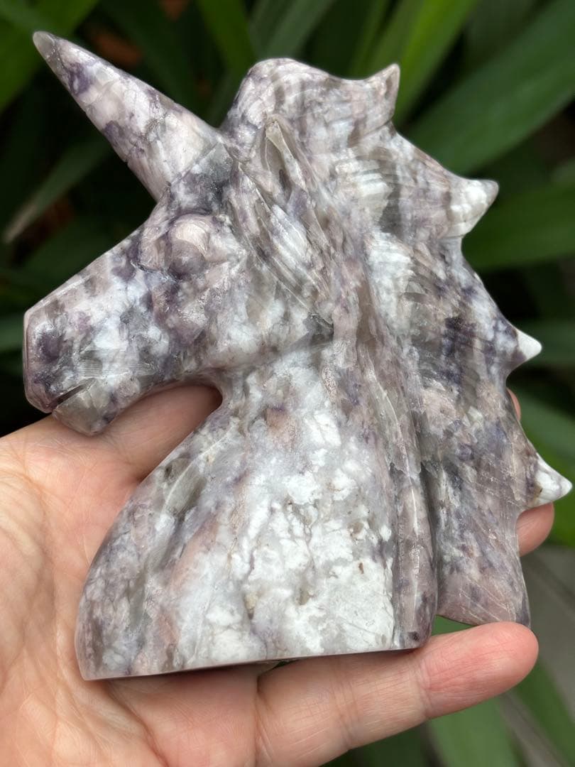 梅花トルマリン　ユニコーンのカービング　436g この石のカービングはレア