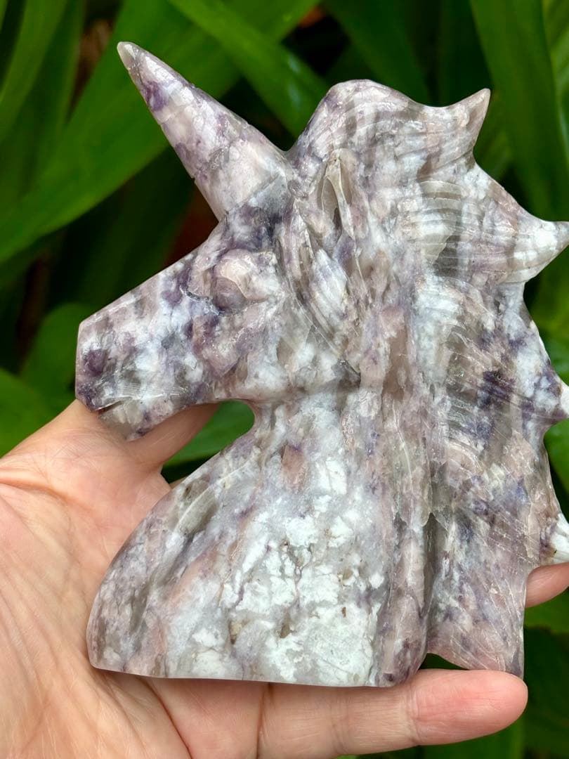 梅花トルマリン　ユニコーンのカービング　436g この石のカービングはレア