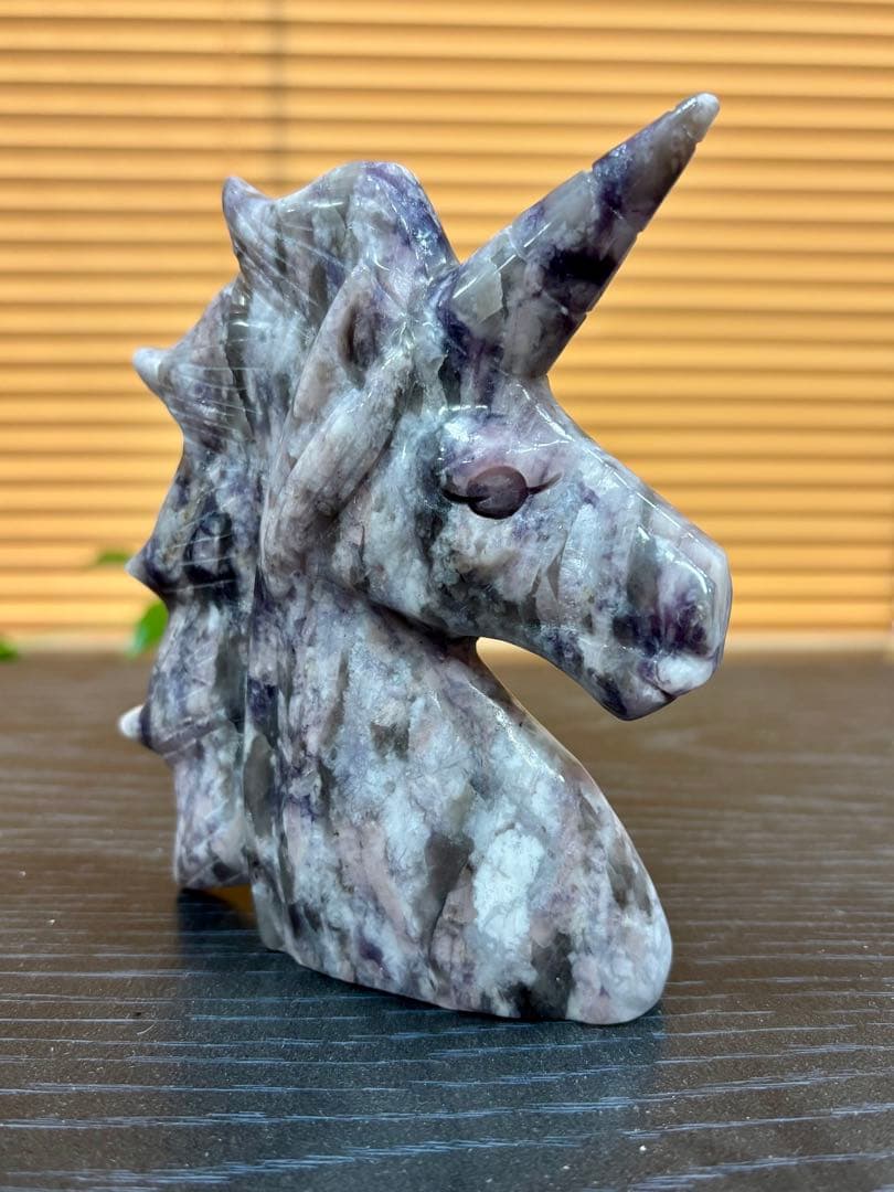 梅花トルマリン　ユニコーンのカービング　436g この石のカービングはレア