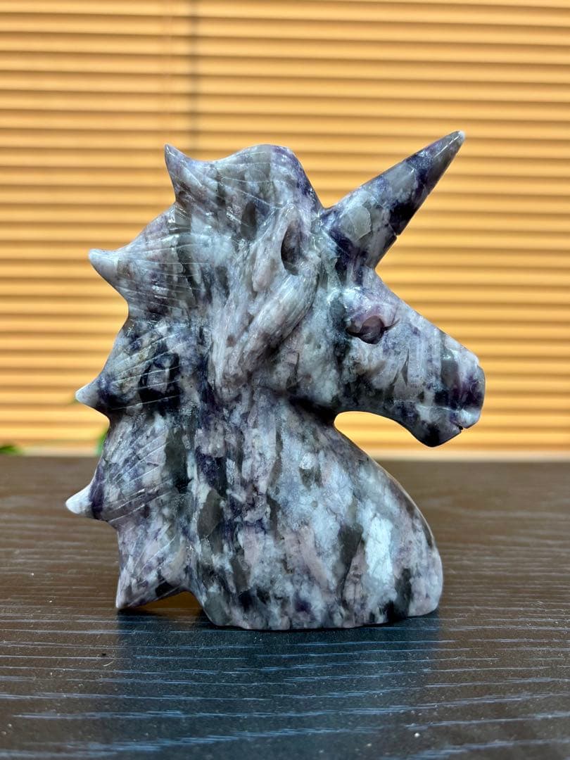 梅花トルマリン　ユニコーンのカービング　436g この石のカービングはレア