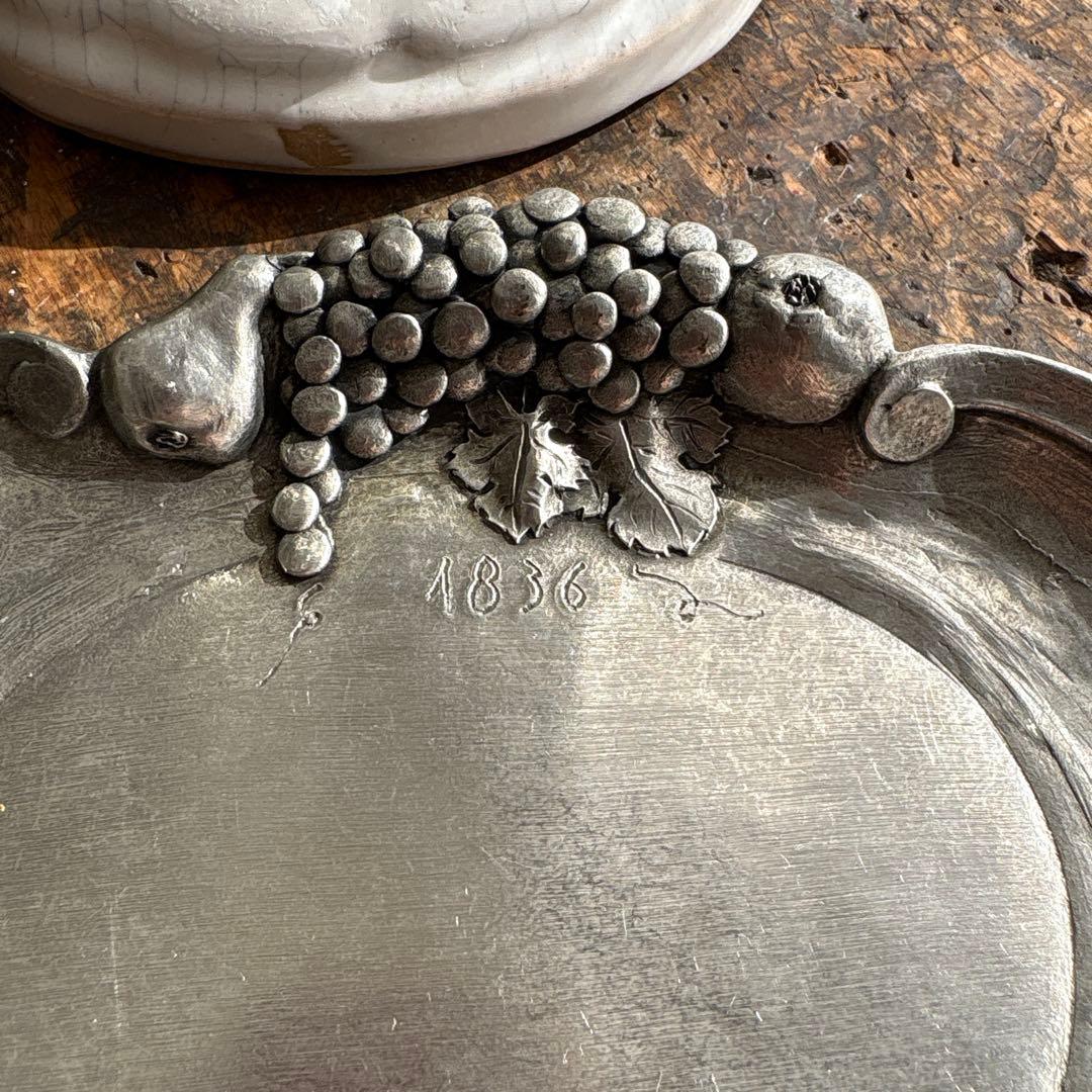 《アンティーク 》ぶどう装飾 錫プレート （1816年製？）