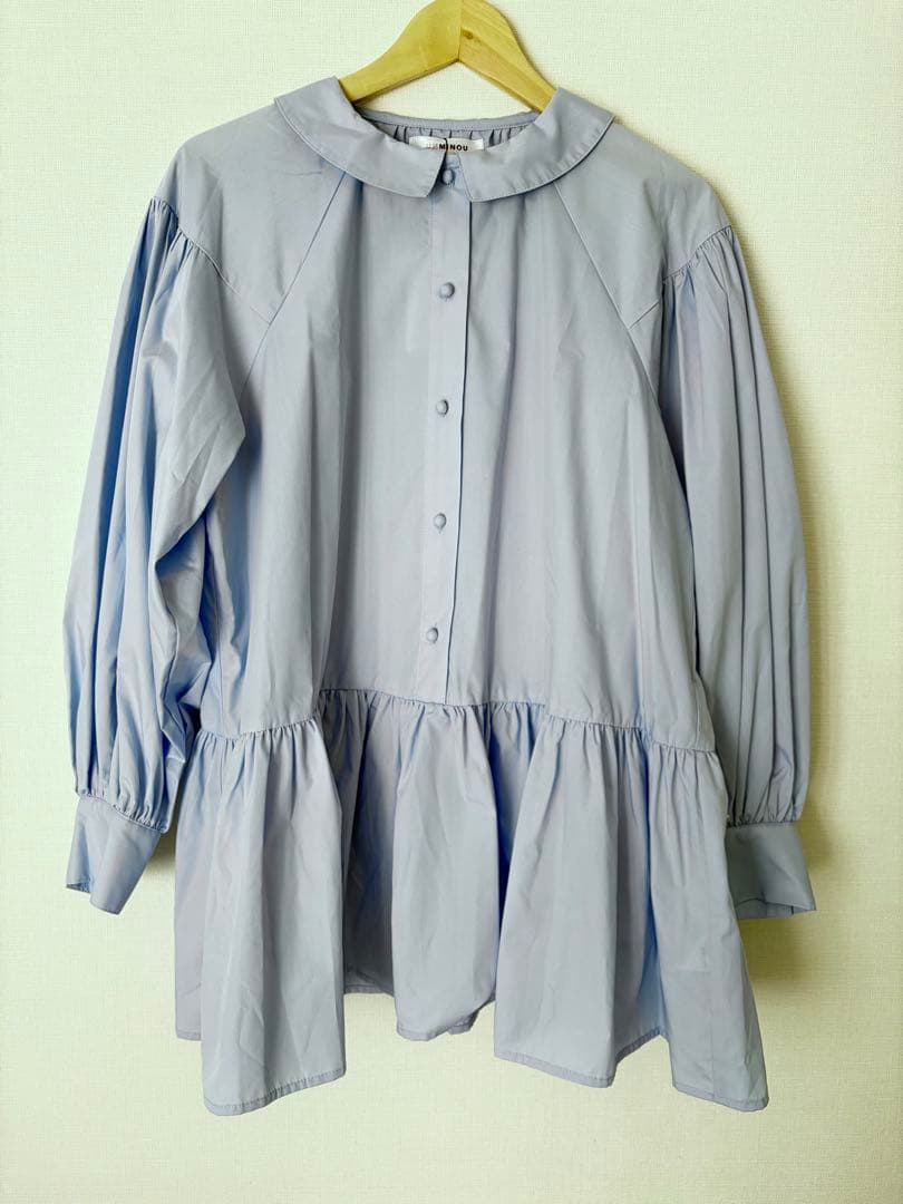 アンミヌ　ギャザーフレアブラウス（サックス）