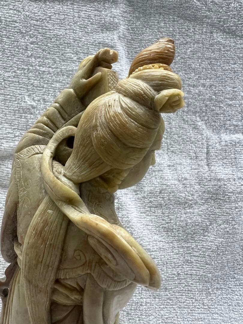 天然石　手彫り彫刻　花灯篭を持つ女性像　置物　中国美術品
