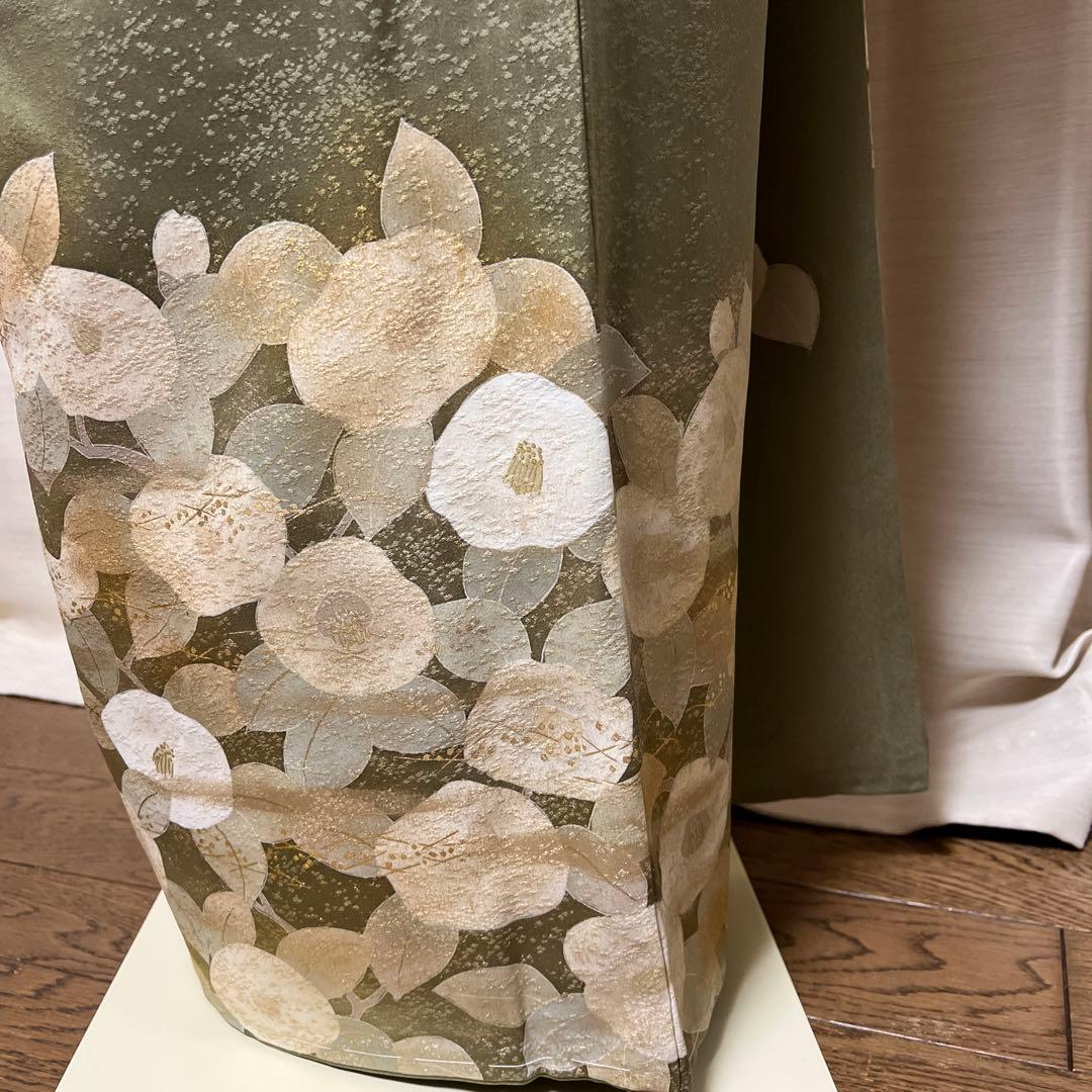 満開の金彩椿と葉模様 煌めく山葵色の訪問着