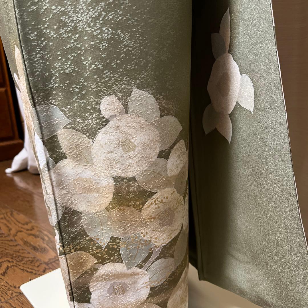 満開の金彩椿と葉模様 煌めく山葵色の訪問着