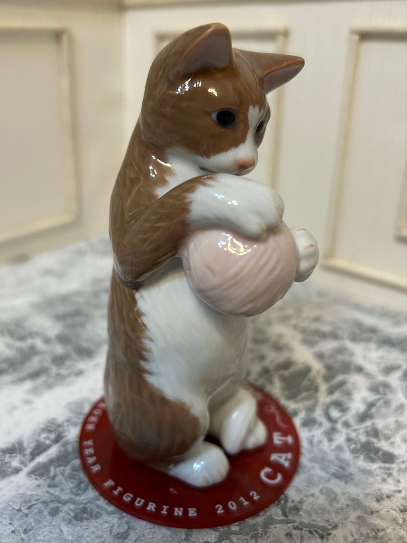 ロイヤルコペンハーゲンイヤーフィギュリン2012毛糸玉であそぶ猫