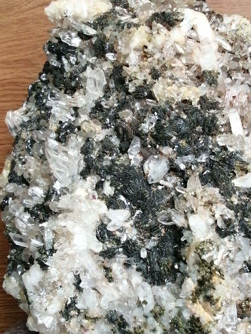 水晶 エピドート 共生クラスター（グリーントルマリン）9.7kーtot028