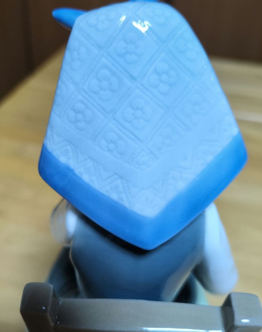 リャドロ、椅子に座る少女、スペイン製