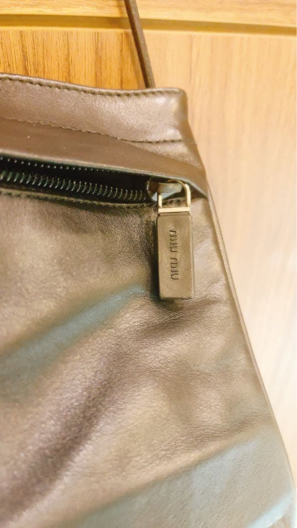 ミュウミュウ　MIUMIU ミニバッグ　スマホショルダー　ブラック