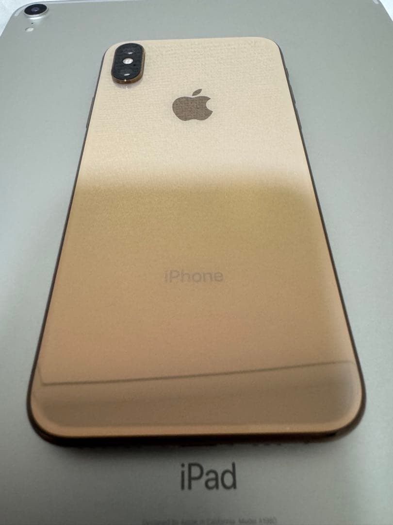猫*様 iPhone xs gold 64gb