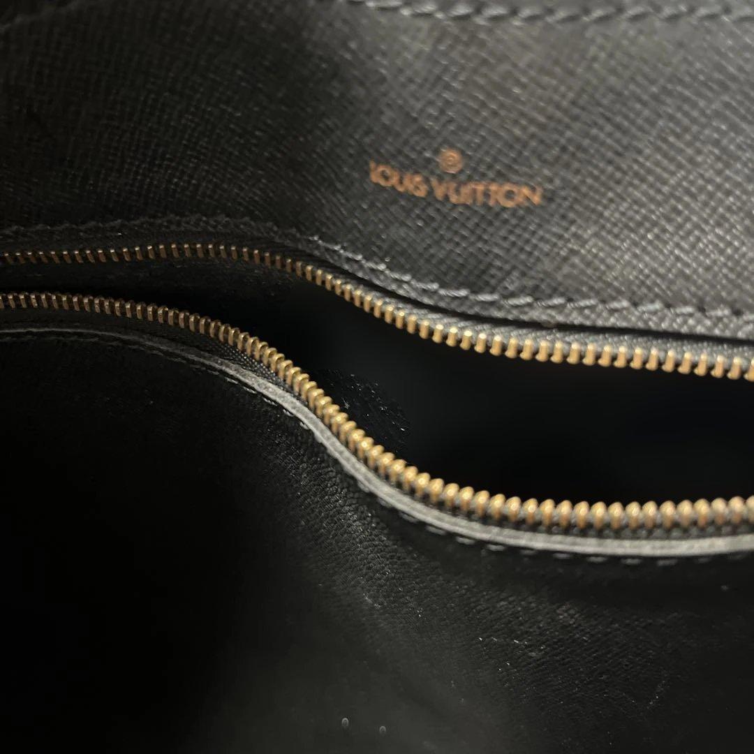 LOUIS VUITTONルイヴィトン エピ ポルトドキュマン・ヴォワヤージュ