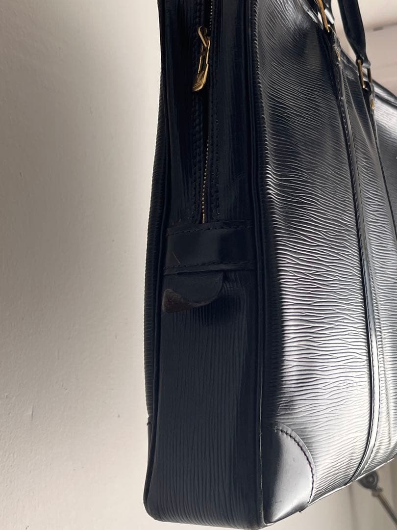 LOUIS VUITTONルイヴィトン エピ ポルトドキュマン・ヴォワヤージュ