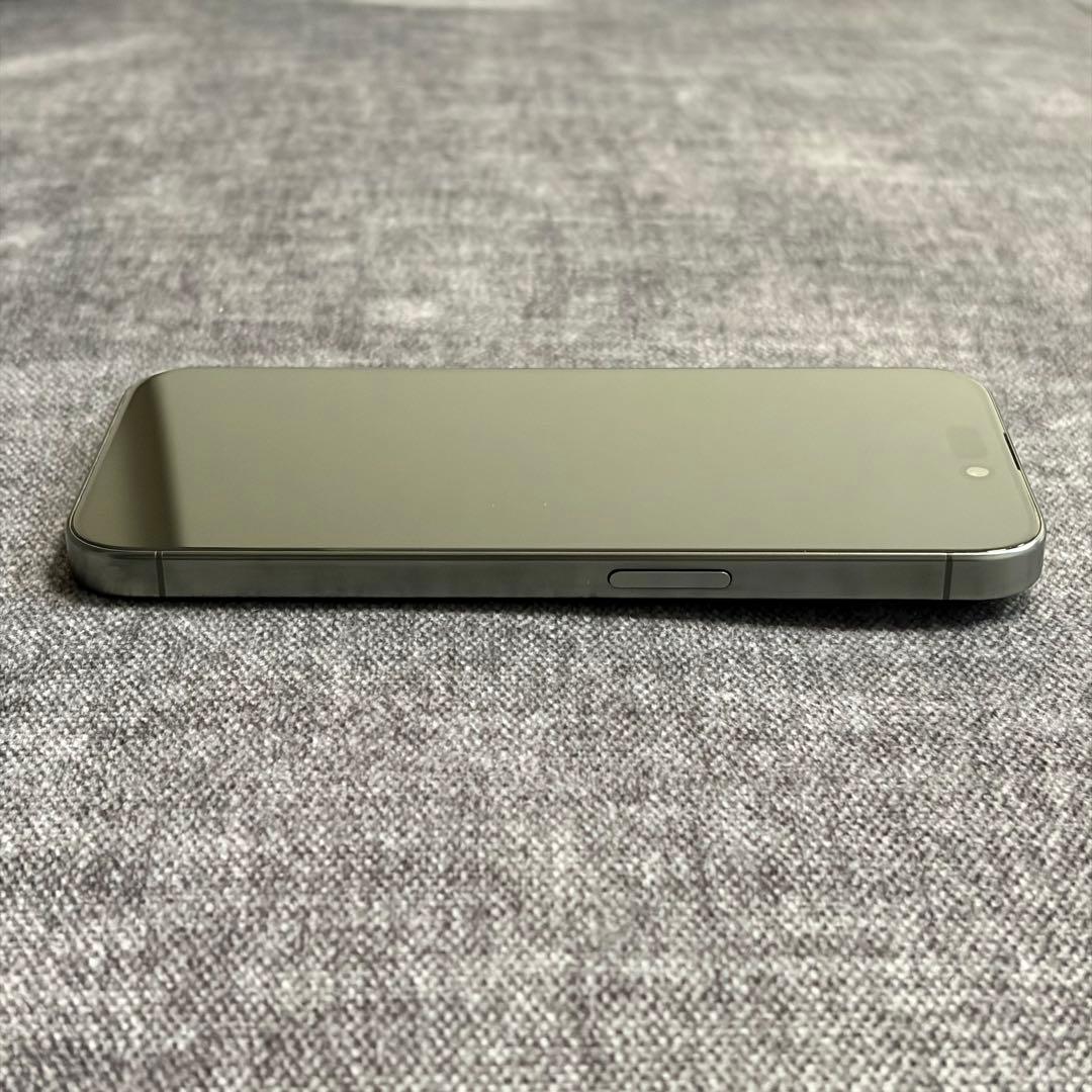 iPhone 15 Pro 256GB ブラックチタニウム フィルムとケース付き