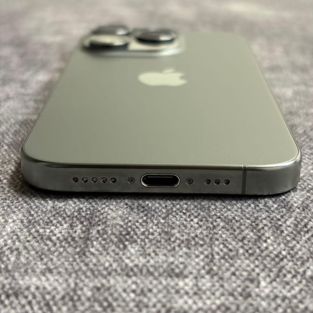 iPhone 15 Pro 256GB ブラックチタニウム フィルムとケース付き