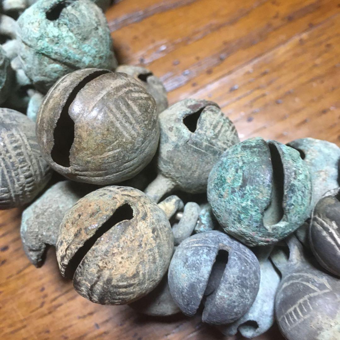 幸運を呼ぶ　チベットの寺院　銅の鈴と特注品の飾り台