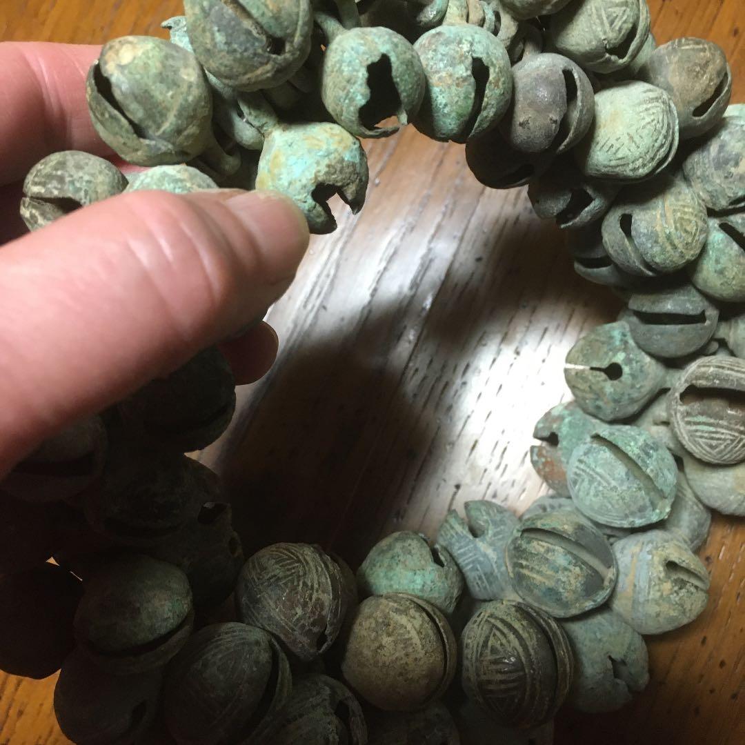 幸運を呼ぶ　チベットの寺院　銅の鈴と特注品の飾り台