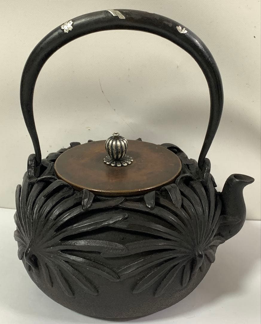 金龍堂造 高肉彫菊花文 鉄瓶 銀象嵌持手 蓋つまみ純銀 在銘