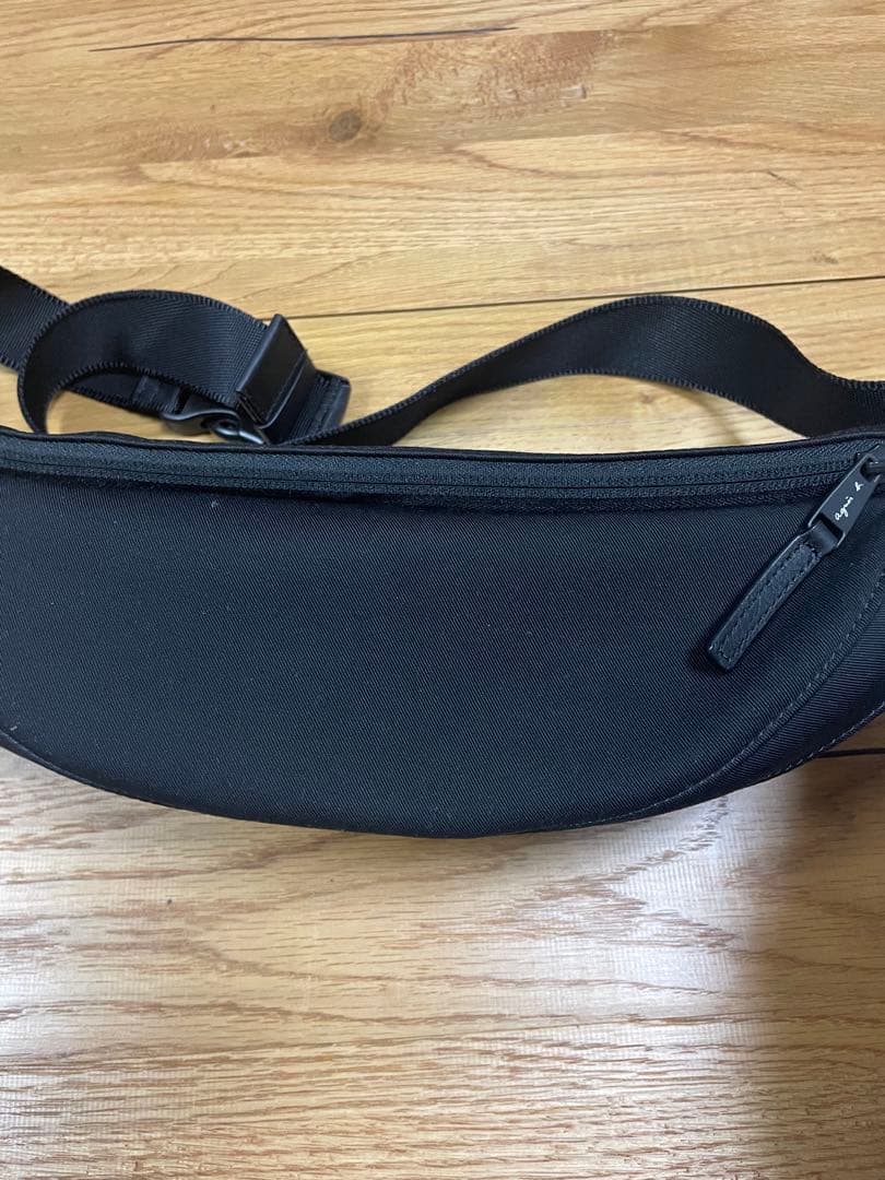 アニエスベー ボディーバッグ。