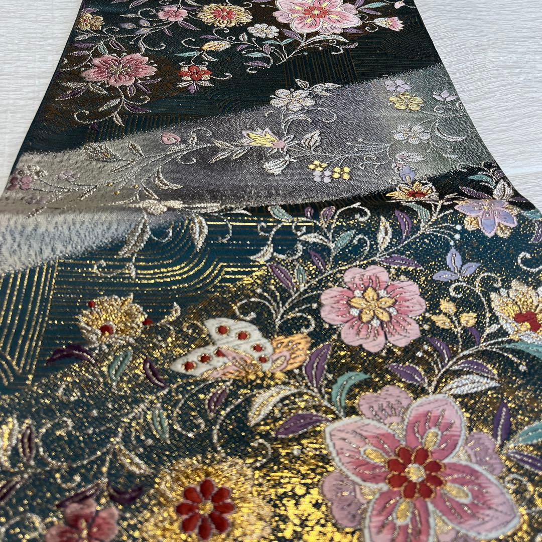 振袖用袋帯 青緑地に上品に煌めくピンクの美しい花々と白い蝶々（428㎝）