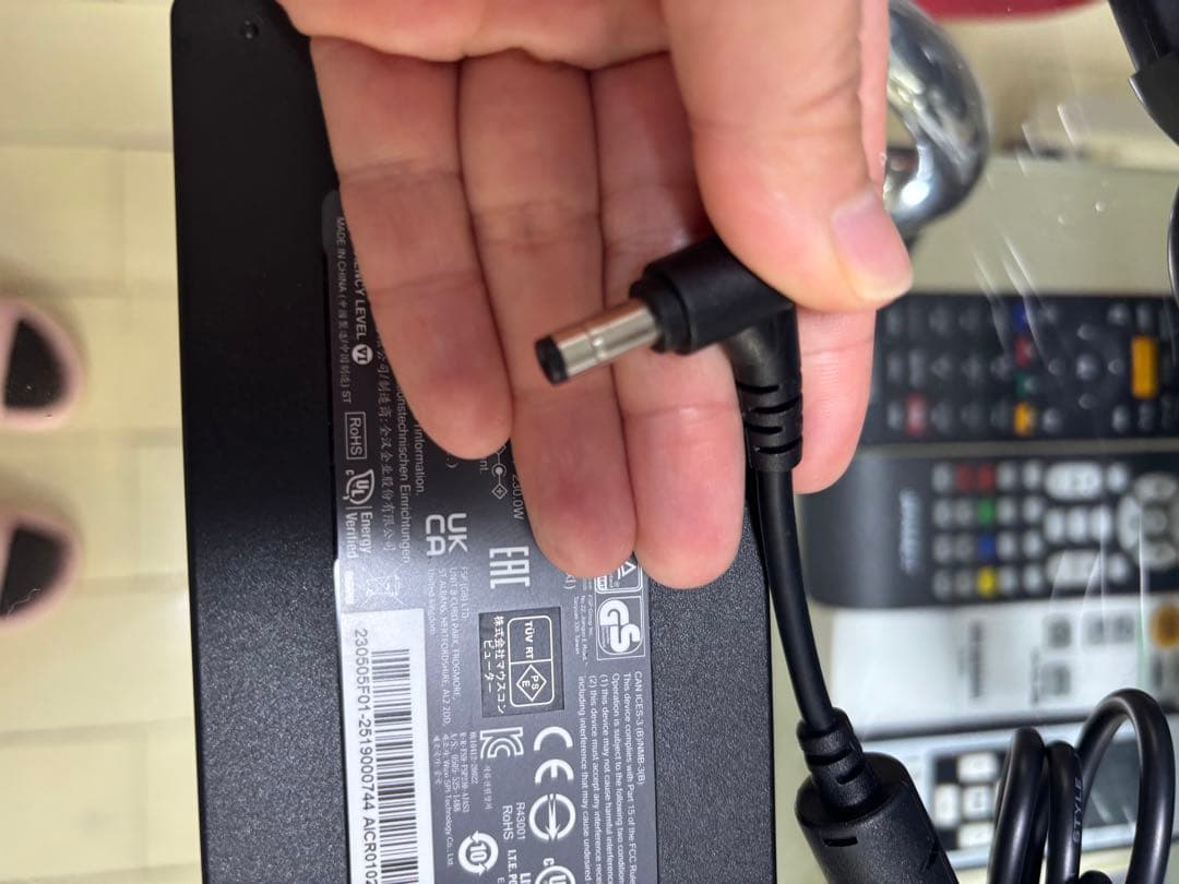 【ジャンク】mouse ノートPC 、充電器2個付き（純正＋互換）