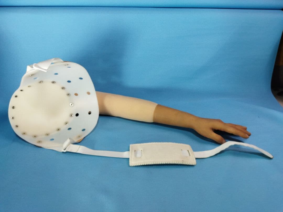 左手　義手　装備　腕　手　コルセット　サポーター　ギブス　コスプレ