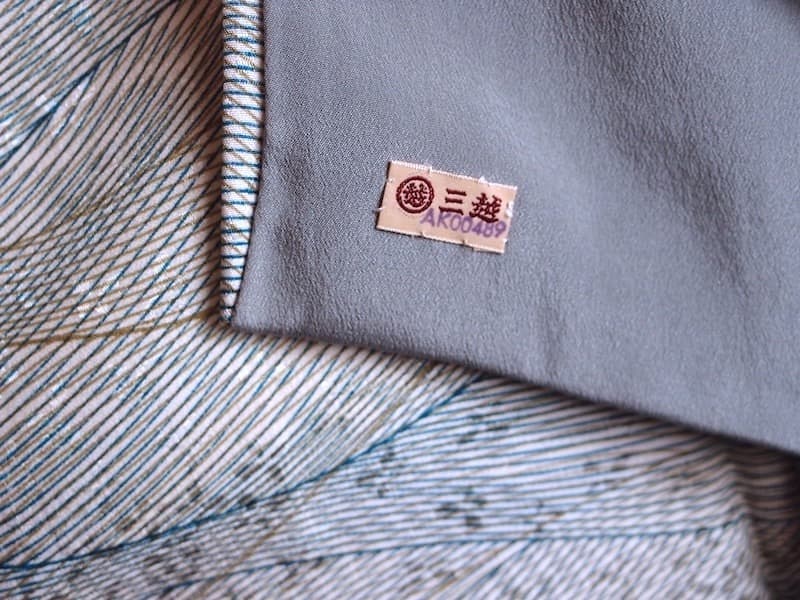 三越誂　織りに染め小紋（波筋文）裄65　薄手で軽　正絹美品