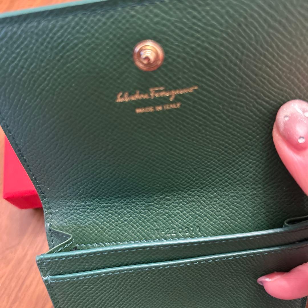 すぃえる　Ferragamo グリーン　名刺入れ