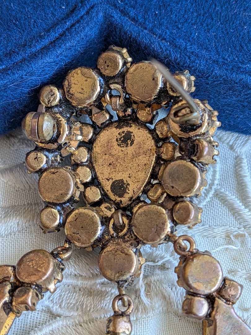 ブルー系 雫型 アートガラス ダングル ブローチ 英国ヴィンテージ