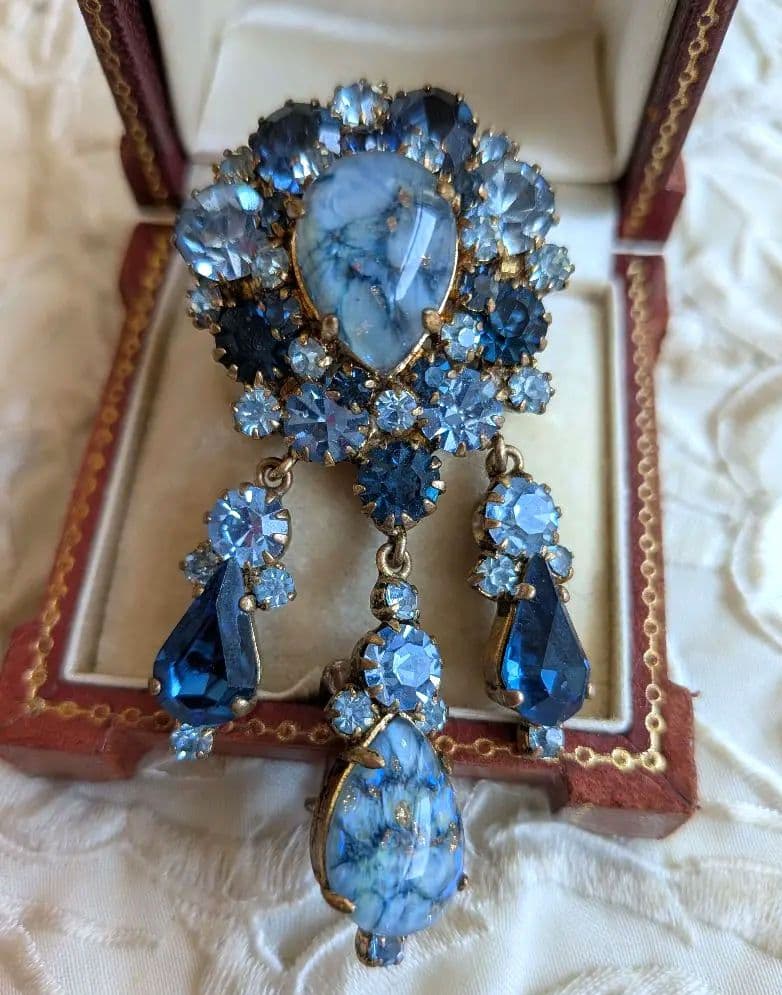 ブルー系 雫型 アートガラス ダングル ブローチ 英国ヴィンテージ