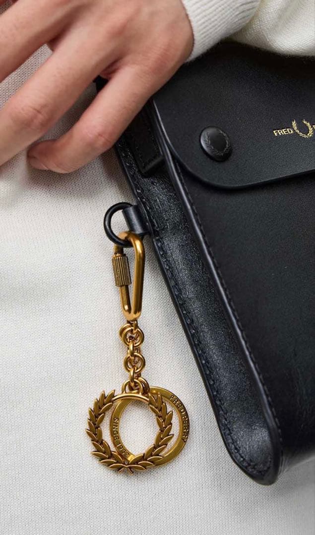 FRED PERRY ゴールド キーホルダー