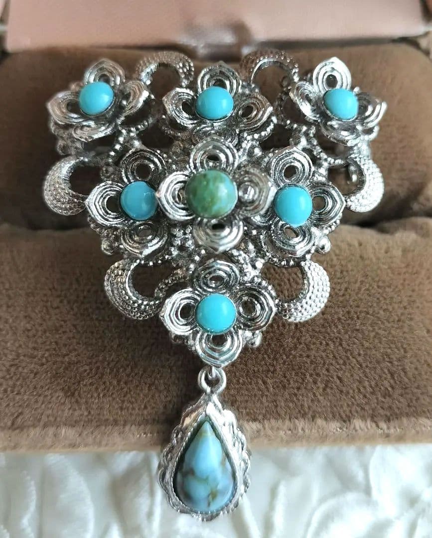 ターコイズカボションの花 シルバーカラー スイングするブローチ と他4点