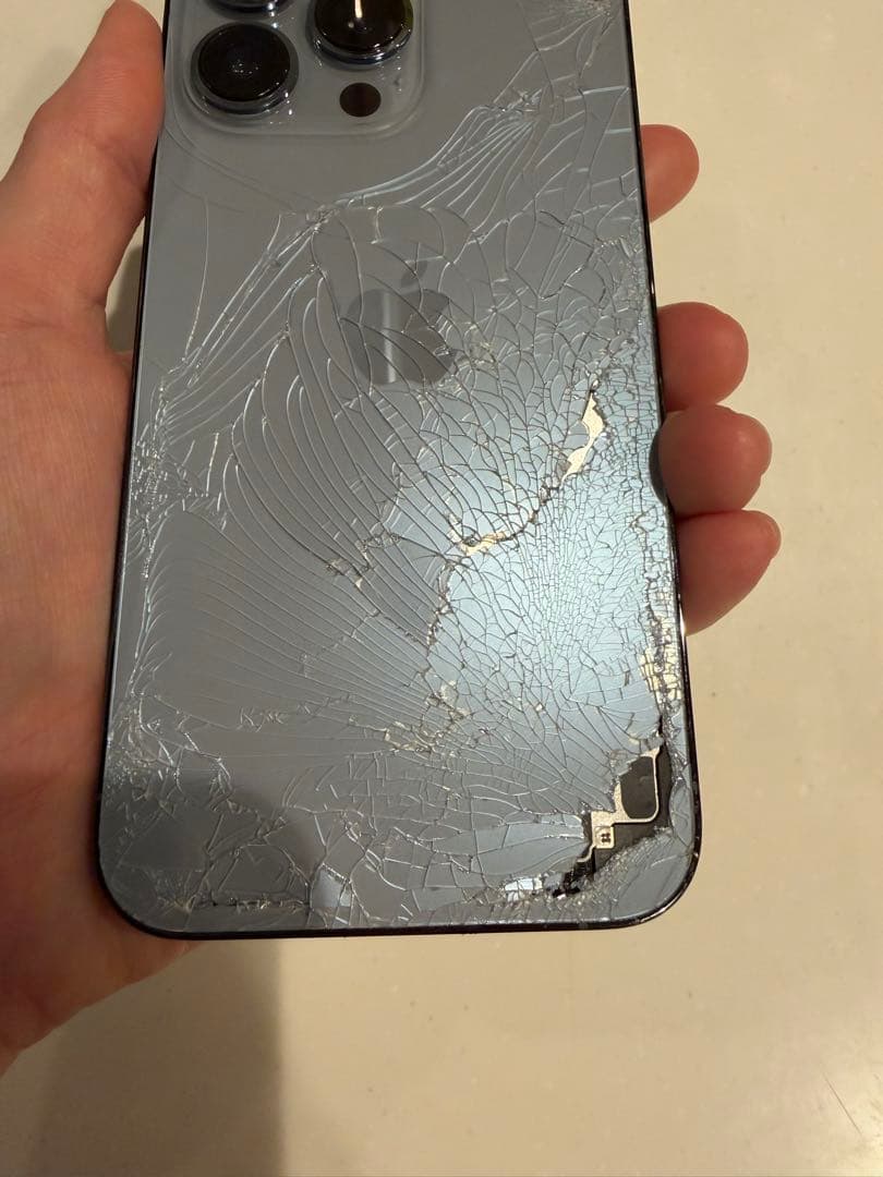 iPhone 13pro 背面割れあり