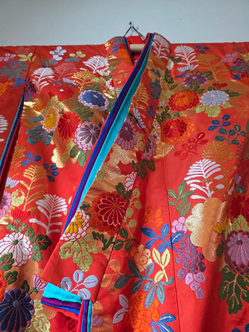 古い打ち掛け　オレンジ色 花柄刺繍 　飾り用