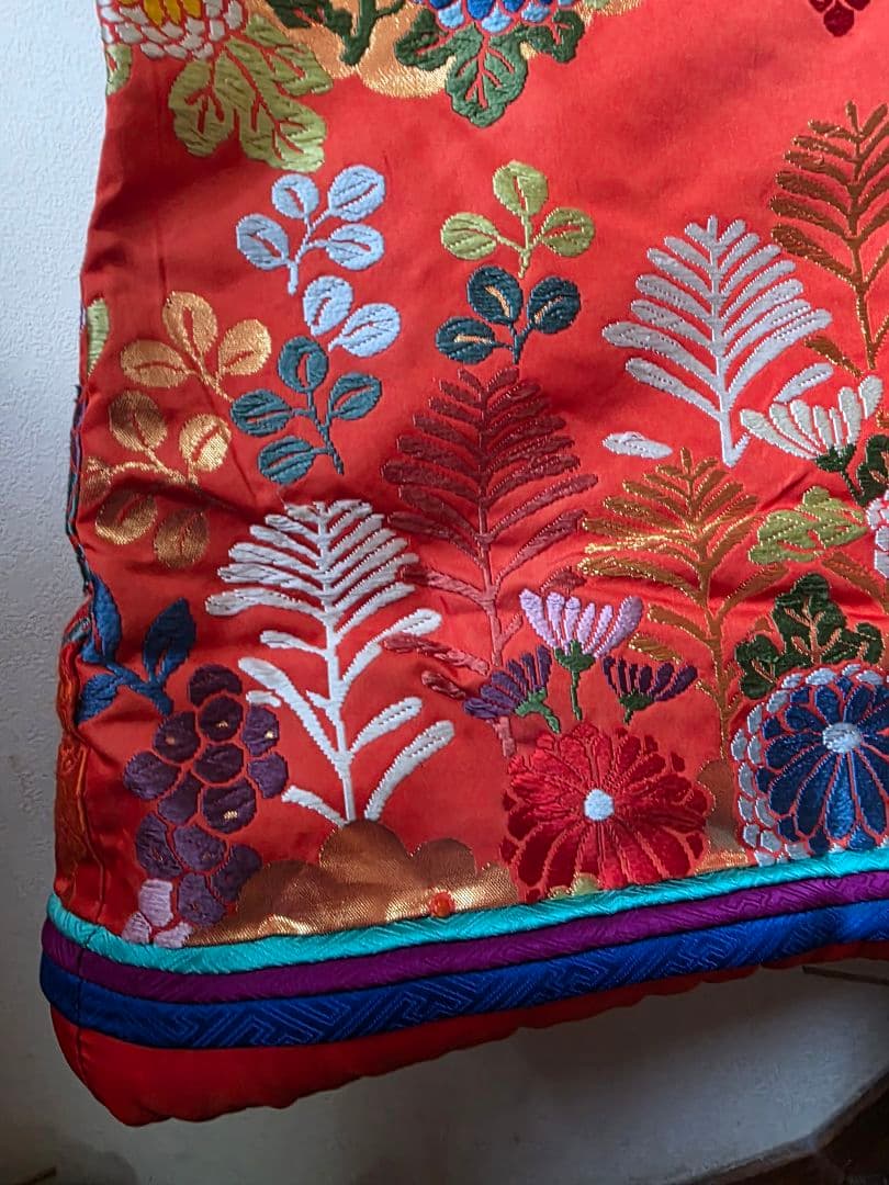 古い打ち掛け　オレンジ色 花柄刺繍 　飾り用