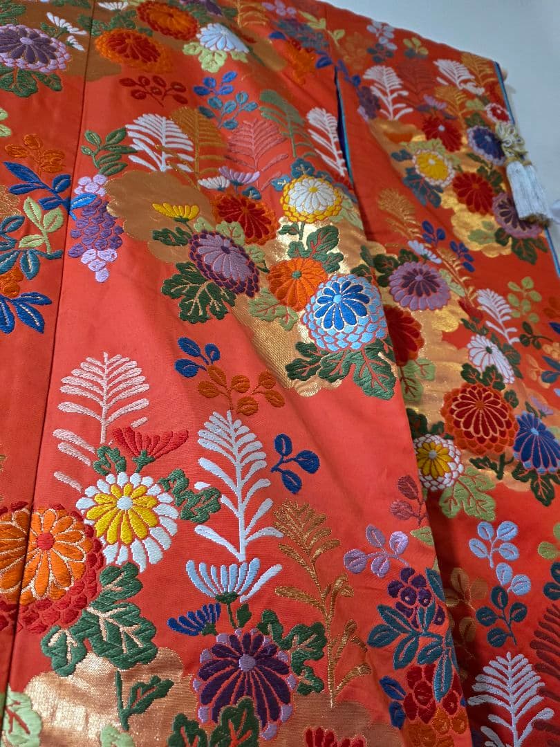 古い打ち掛け　オレンジ色 花柄刺繍 　飾り用