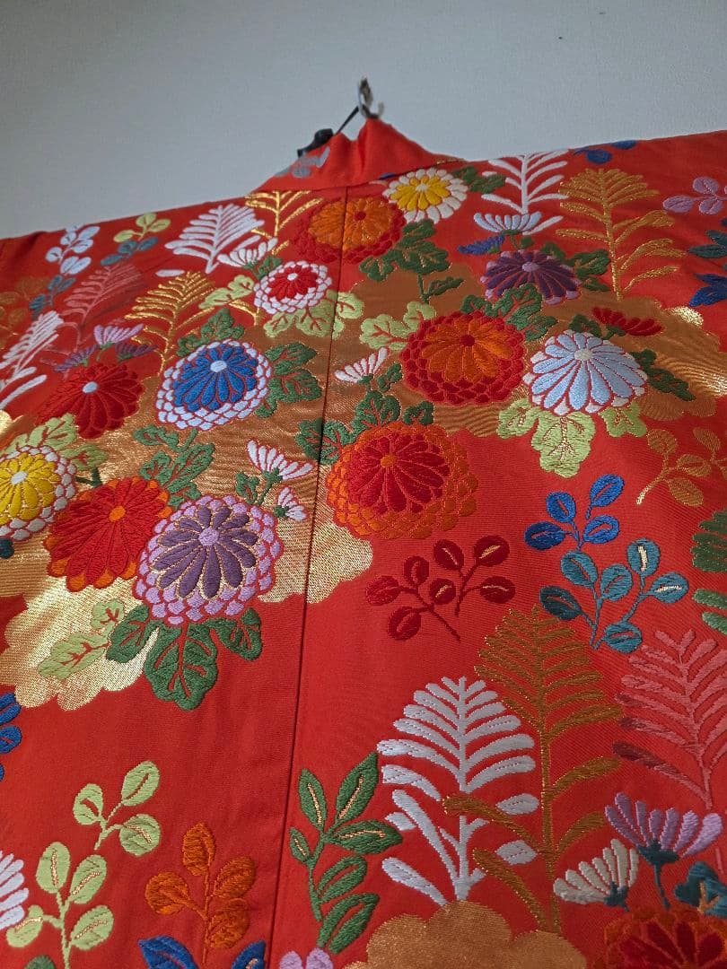 古い打ち掛け　オレンジ色 花柄刺繍 　飾り用