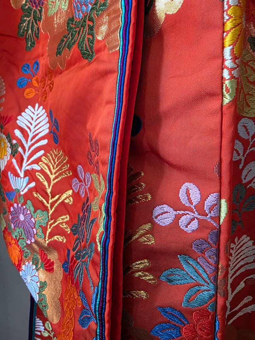 古い打ち掛け　オレンジ色 花柄刺繍 　飾り用