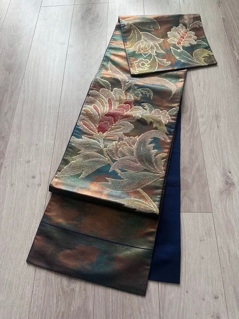 美品【袋帯】金通し 相良刺繍風 華文 唐花 紺×茶 グラデーション 424cm