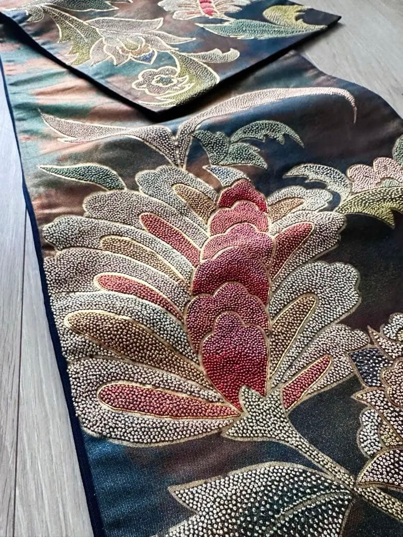 美品【袋帯】金通し 相良刺繍風 華文 唐花 紺×茶 グラデーション 424cm