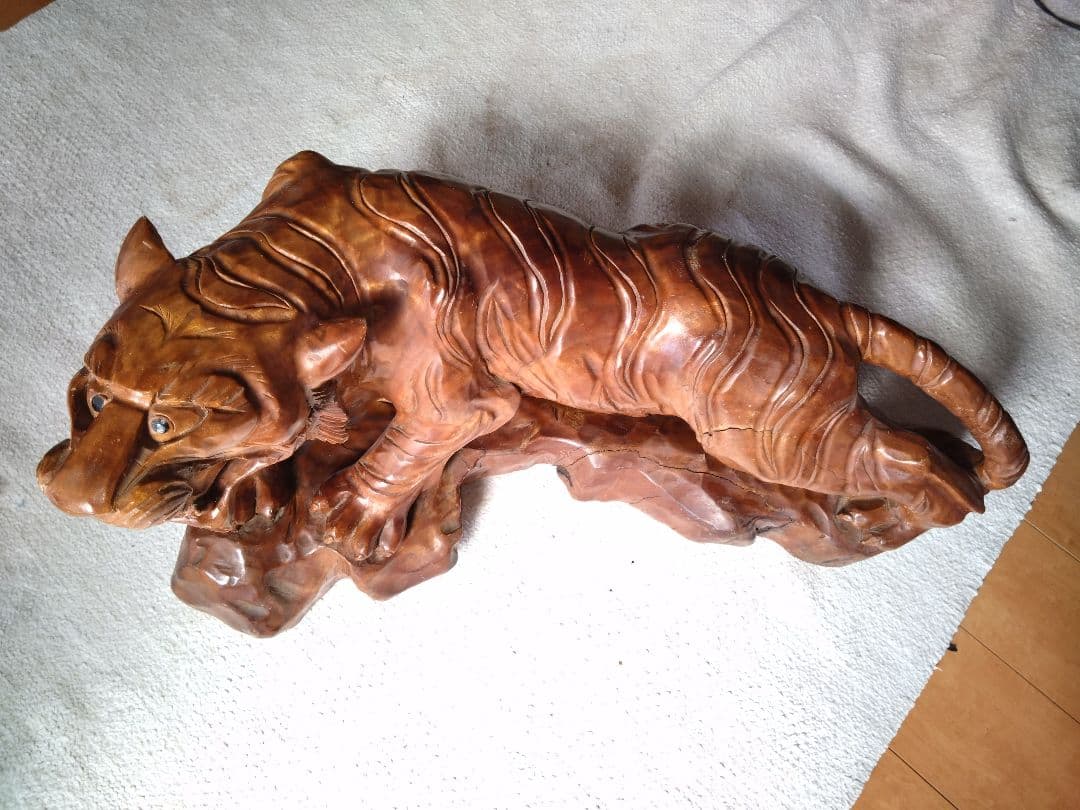 【美品 中古品】 虎の彫刻 木彫り 天然木 木製虎の彫刻 置物