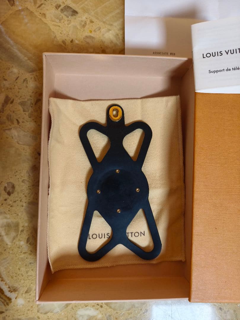 LOUIS VUITTON スマホケース　ストラップ