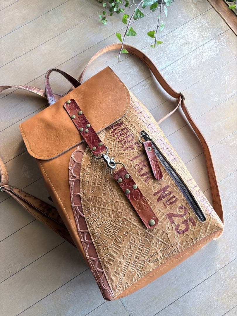 牛革キャメルの遊び心モリモリのリュック