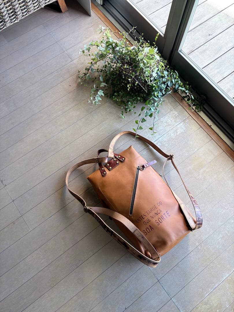 牛革キャメルの遊び心モリモリのリュック