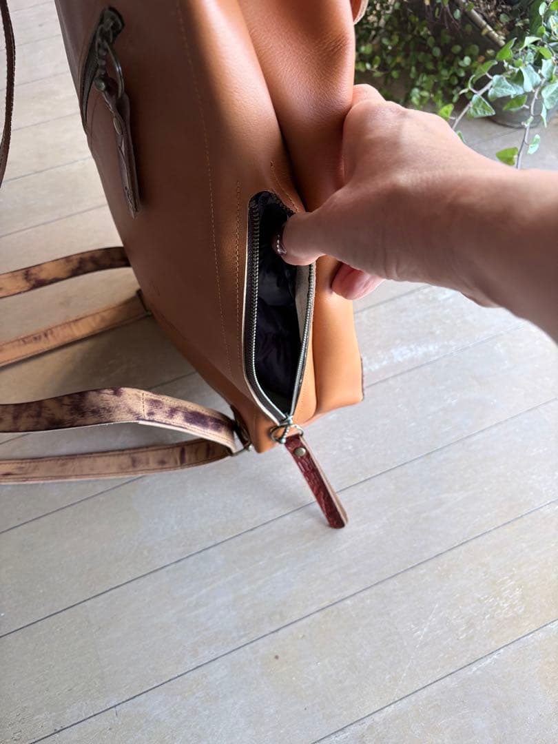 牛革キャメルの遊び心モリモリのリュック