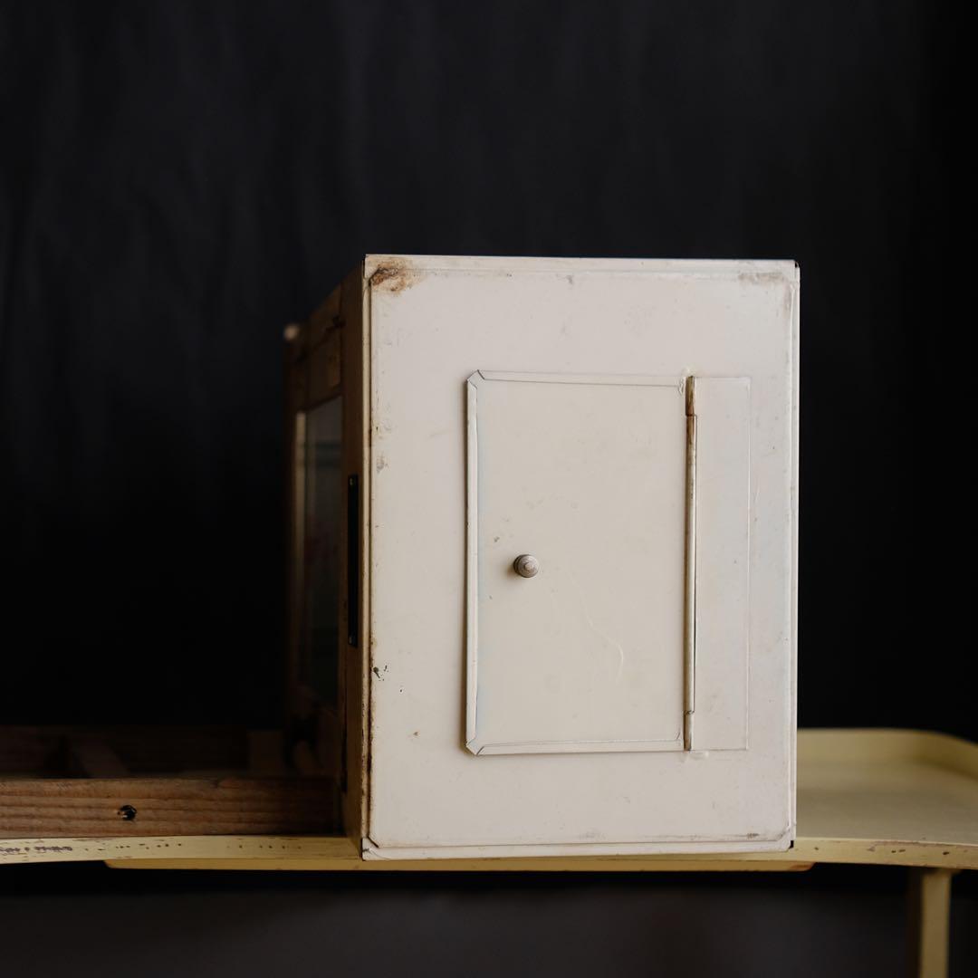 クリーム色の救急箱 昭和レトロ調 vintage金属医薬箱