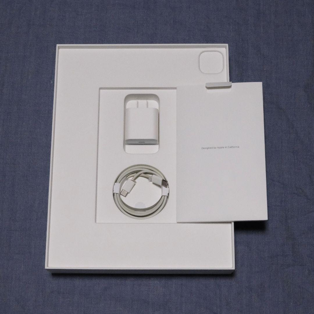 iPad Pro 12.9インチ 第4世代（白カバー、黒ケース付き）